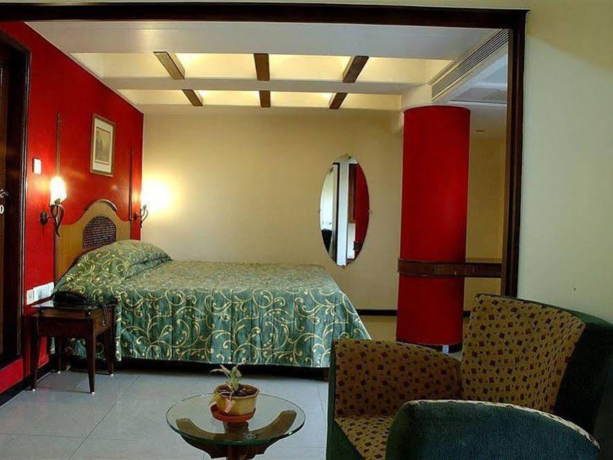 Ramee Guestline Hotel Dadar Mumbai Exterior photo